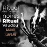 Rituel des flammes noires - un sorcier tient 6 flambeaux en flamme - image en noir et blanc d'un rituel vaudou Marie Laveau